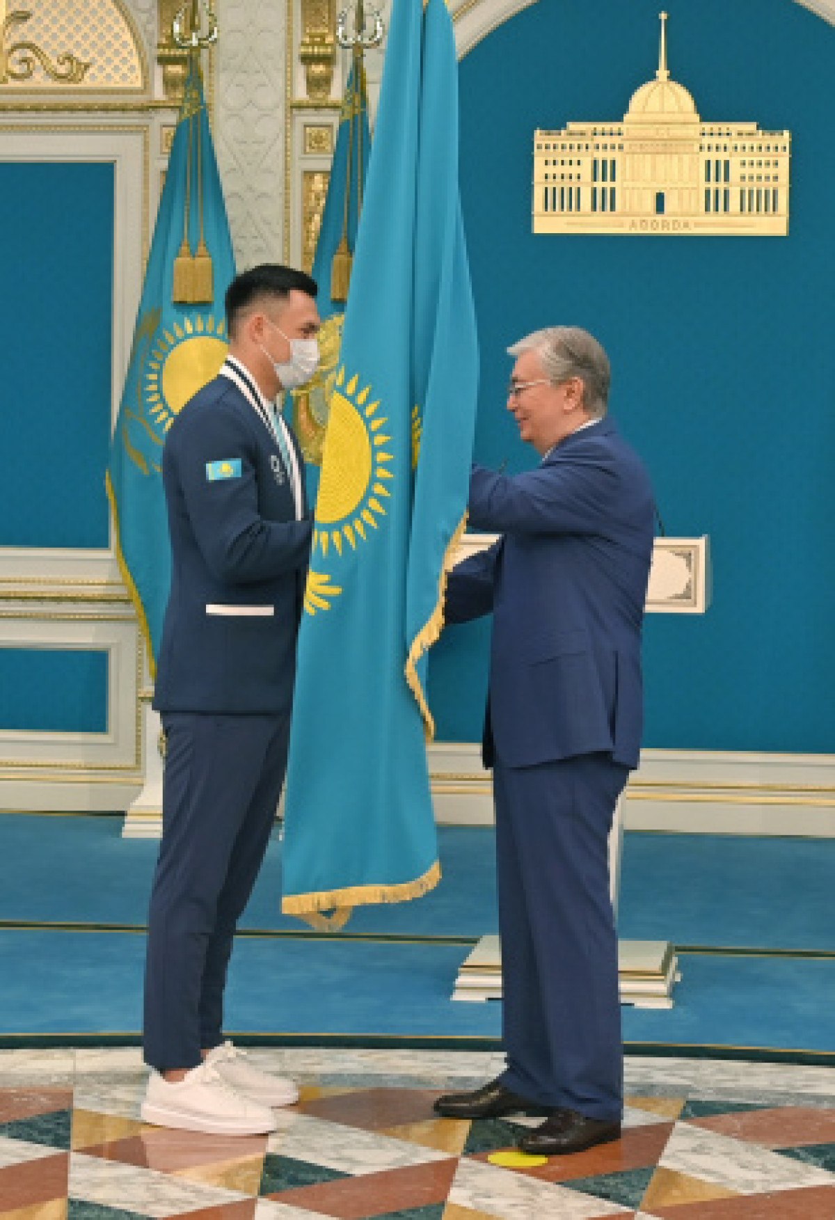 Токаев впервые вручил флаг РК сразу двум знаменосцам Олимпиады