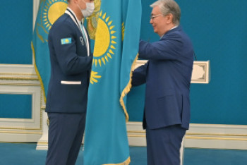 Фотография к новости: Токаев впервые вручил флаг РК сразу двум знаменосцам Олимпиады