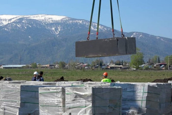 Фотография к новости: Даниал Ахметов пообещал восстановить сгоревшие в Риддере дома до осени