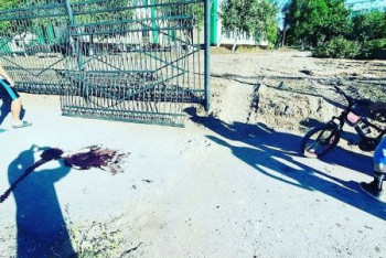 Фотография к новости: Металлический забор упал на ребенка в Темиртау