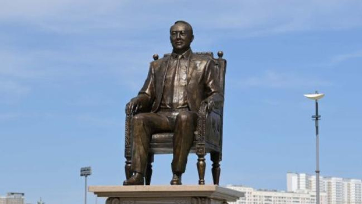 Токаев открыл памятник Назарбаеву в столице