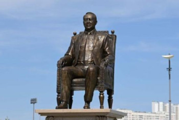 Фотография к новости: Токаев открыл памятник Назарбаеву в столице