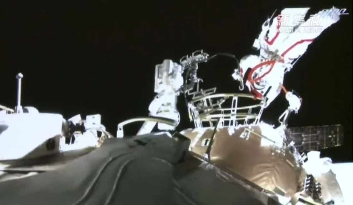 Китайские космонавты вышли в открытый космос для работ вне станции