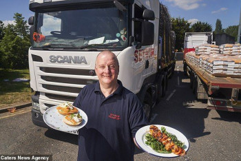 Фотография к новости: Странное хобби дальнобойщика — кулинария в машине