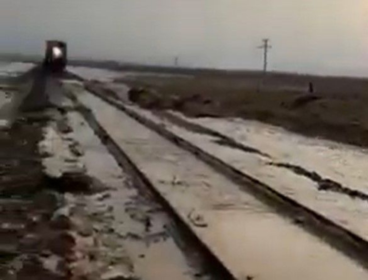 Бурным потоком воды размыло участок железной дороги в Мангистау