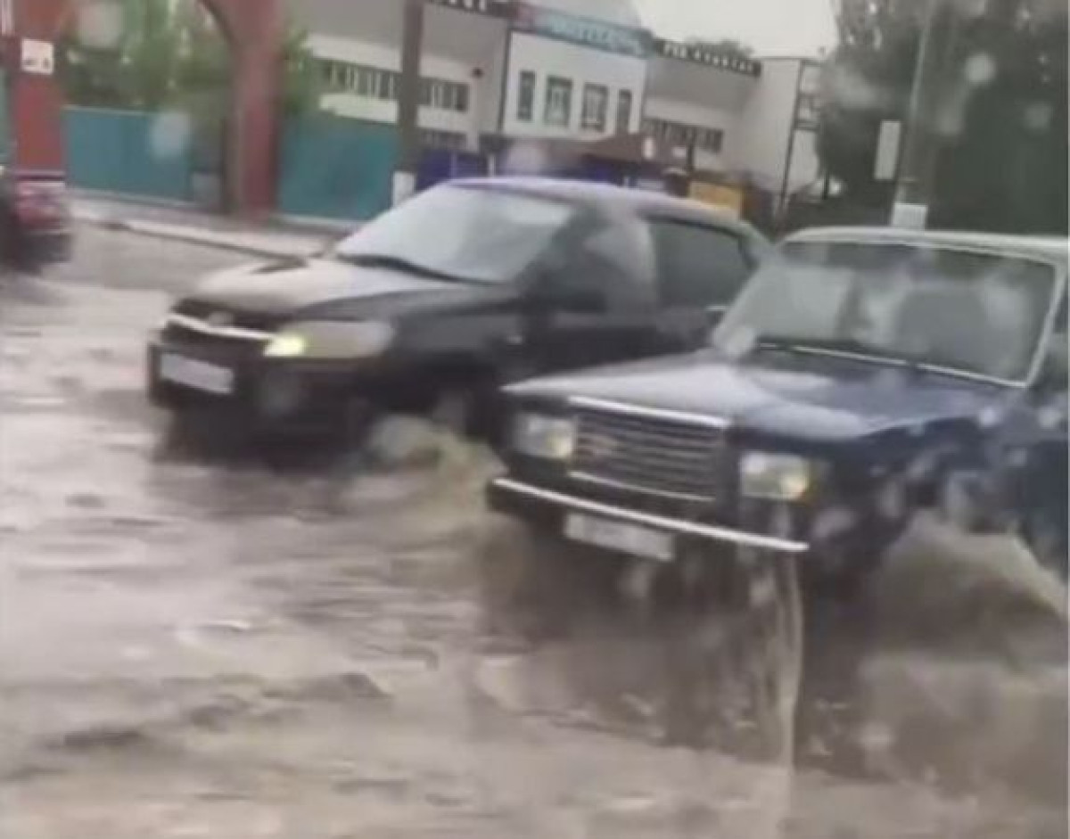 Улицы Актобе затопило после сильных ливней