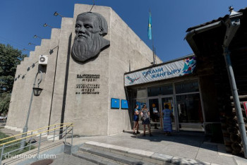 Фотография к новости: Казахский остров русской литературы: Фоторепортаж из Музея Достоевского в Семее