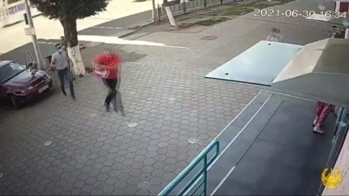 Крупную сумму вырвали из пакета у карагандинца перед отделением банка