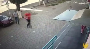 Крупную сумму вырвали из пакета у карагандинца перед отделением банка