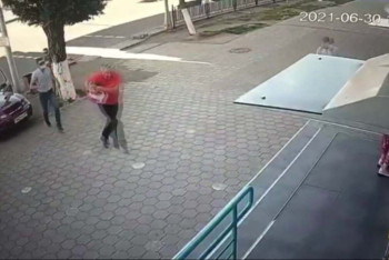 Фотография к новости: Крупную сумму вырвали из пакета у карагандинца перед отделением банка