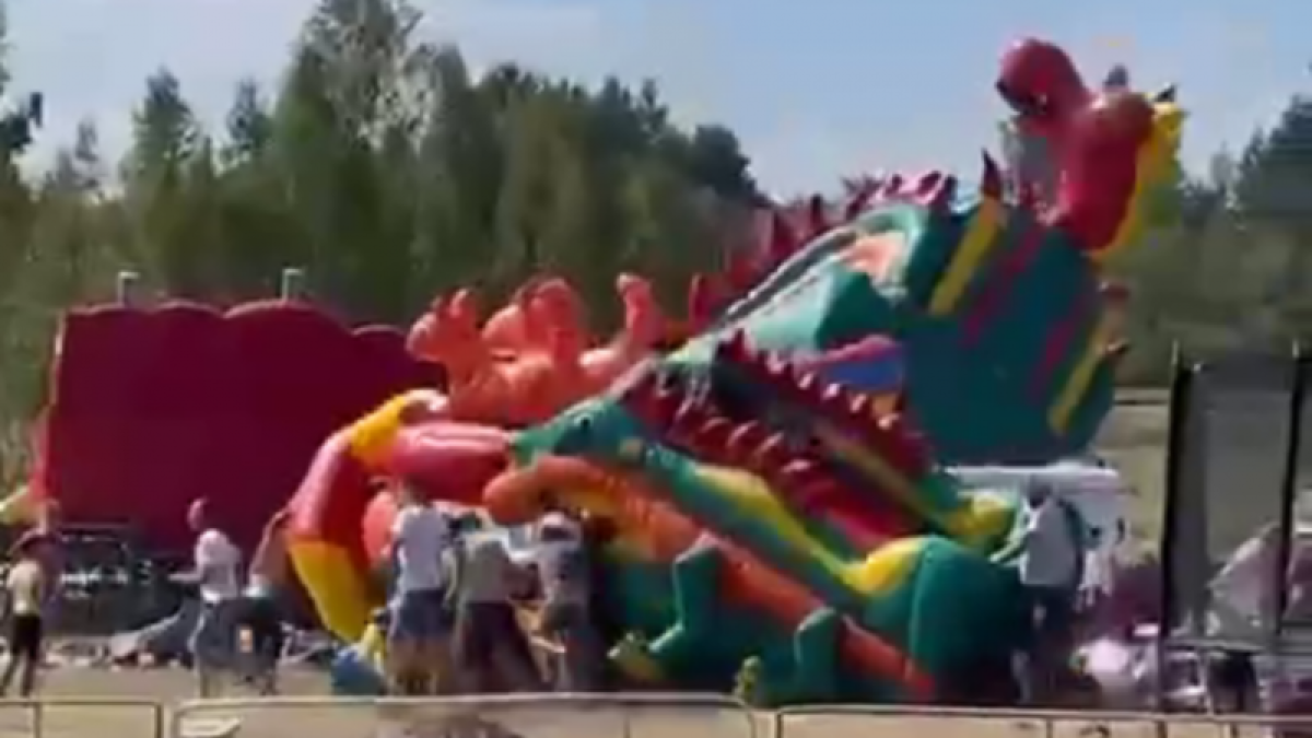 В Беларуси ветром снесло батуты