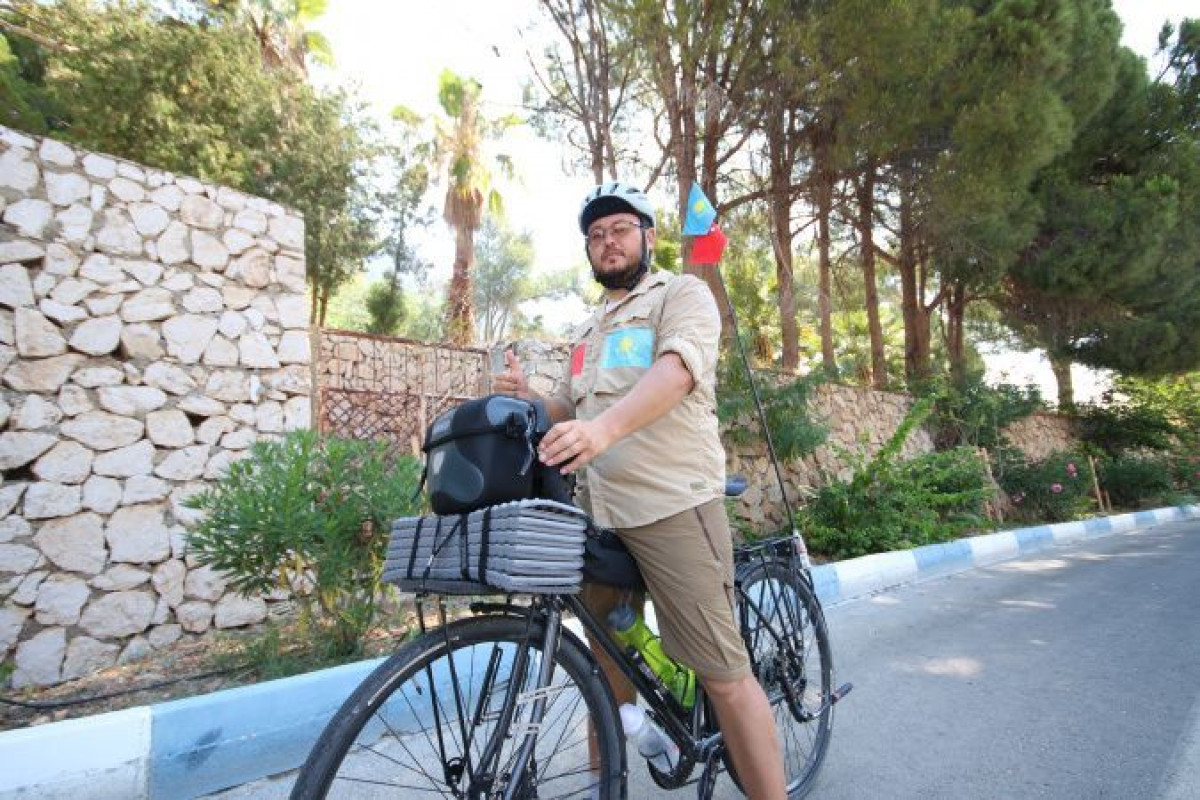 Казахстанский спортсмен совершает велотур по Турции