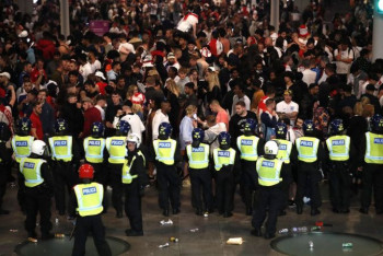 Фотография к новости: Десятки полицейских пострадали в ходе беспорядков в Лондоне