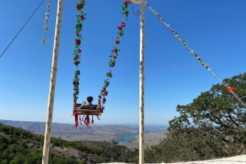 Фотография к новости: В Дагестане две девушки сорвались с качелей, установленных на краю обрыва