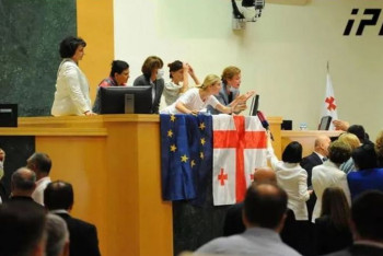 Фотография к новости: Протесты в Грузии: драка в парламенте из-за журналистов, оппозиция объявила бойкот