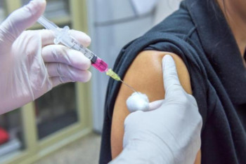 Фотография к новости: Парень упал в обморок после прививки от COVID-19 в поликлинике Усть-Каменогорска