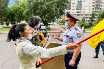 Фотография к новости: Акцию против застройки Бозжыры провели возле Дома министерств в Нур-Султане