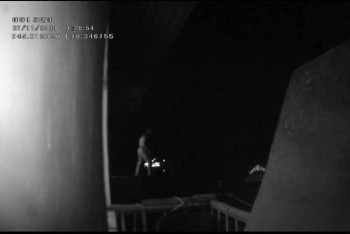 Фотография к новости: Полицейские спасли пытавшегося спрыгнуть с пятого этажа в Талдыкоргане мужчину