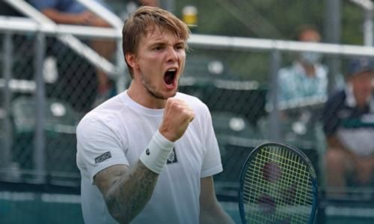 Бублик вышел в четвертьфинал турнира в Ньюпорте