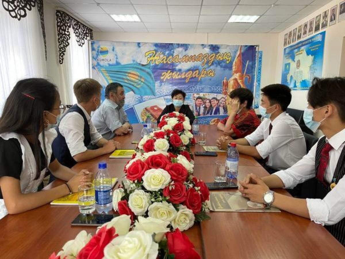 Выпускники школы встретились с семьей врачей в Акмолинской области