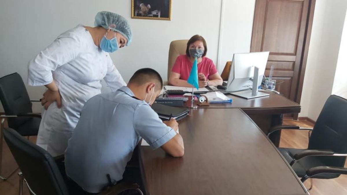 Иностранец имитировал судороги после вакцинации в Атырау