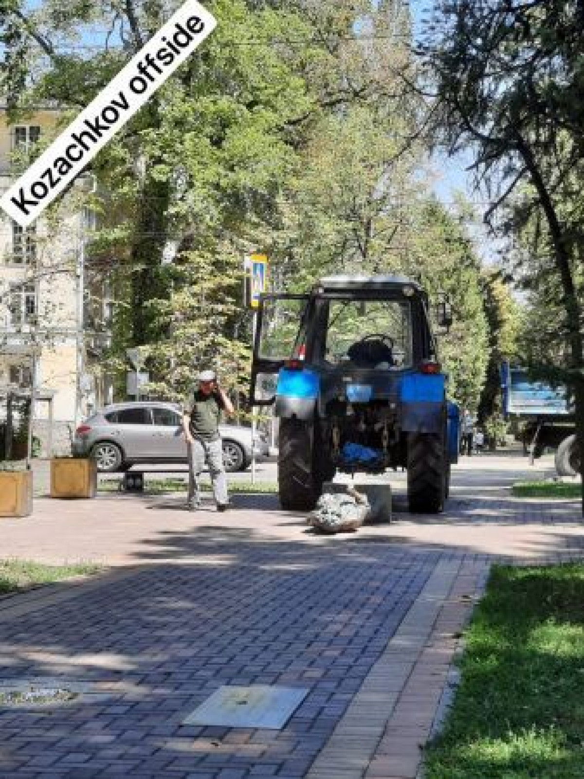 Трактор снес памятник Цою в Алматы