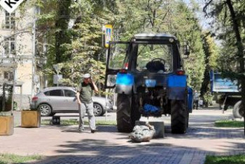 Фотография к новости: Трактор снес памятник Цою в Алматы