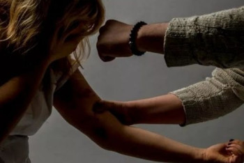 Фотография к новости: Кызылординец избил жену и бросил ее с дочерью на улице