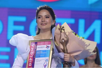 Фотография к новости: Убедительная победа: Президент поздравил Рухию Байдукенову с Гран-при на "Славянском базаре"