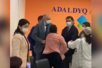 Фотография к новости: "Я поражаюсь жестокости этих матерей": Байтанаев о нападении антиваксеров на чиновников МЗ РК