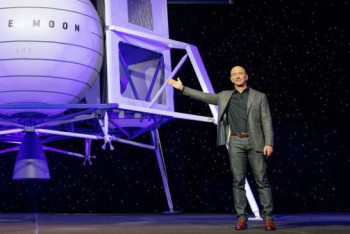 Фотография к новости: Космический корабль New Shepard с Безосом на борту вернулся на Землю