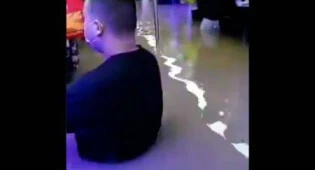 Шок-видео: китайцы застряли в затопленном вагоне метро из-за наводнения