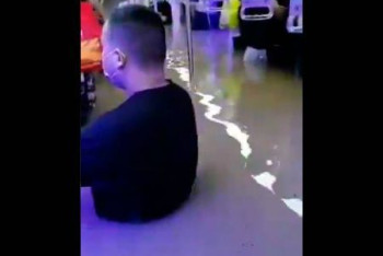 Фотография к новости: Шок-видео: китайцы застряли в затопленном вагоне метро из-за наводнения