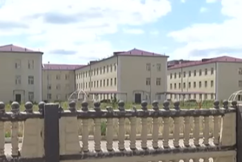 Фотография к новости: Новая школа разваливается в Караганде