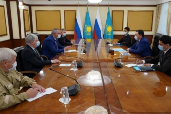 Фотография к новости: Мамин вручил Рогозину орден Дружбы II степени