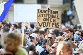 Фотография к новости: Во Франции на акции против санитарных пропусков применили слезоточивый газ