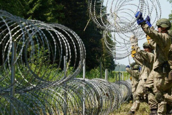 Фотография к новости: Закончилась колючая проволока: Литва остановила возведение забора на границе с Беларусью