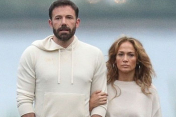 Фотография к новости: Лопес подтвердила роман с Аффлеком, показав поцелуй