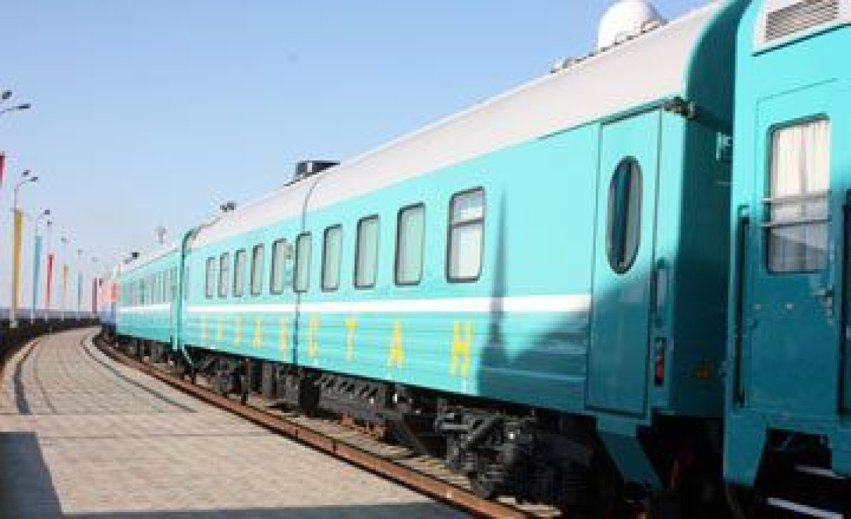 Полицейские вытащили упавшего между поездом и платформой кызылординца