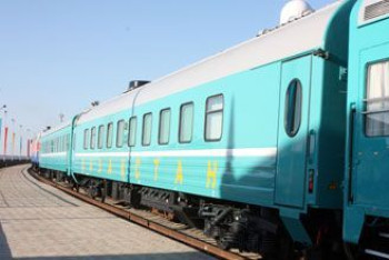 Фотография к новости: Полицейские вытащили упавшего между поездом и платформой кызылординца