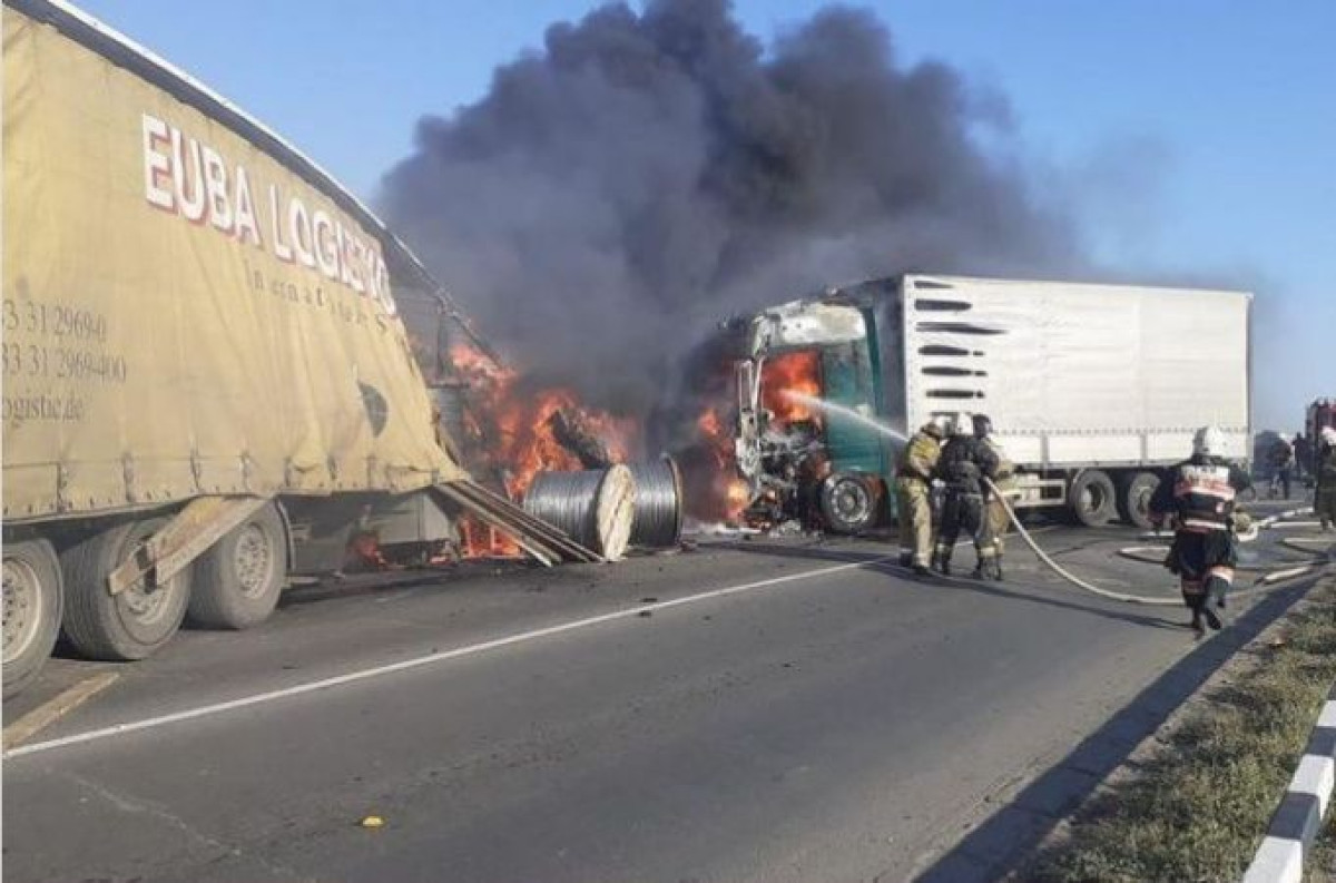 Две фуры загорелись после ДТП на мосту в Павлодаре