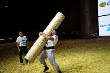 Фотография к новости: Силачи из Туркестана повторили легендарное выступление Кажымукана на турнире Batyrs' Battle