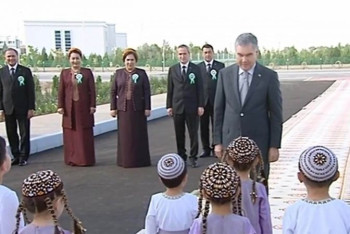 Фотография к новости: Встречающие Бердымухамедова, стоя под крылом самолета, конспектировали его речь