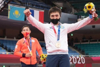 Фотография к новости: Елдос Сметов вернулся в Казахстан. Ему подарили автомобиль