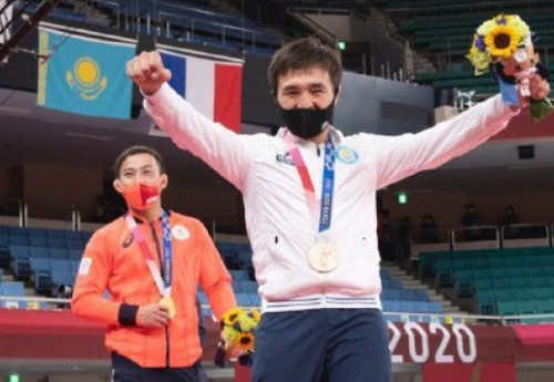 Фотография к новости: Елдос Сметов вернулся в Казахстан. Ему подарили автомобиль