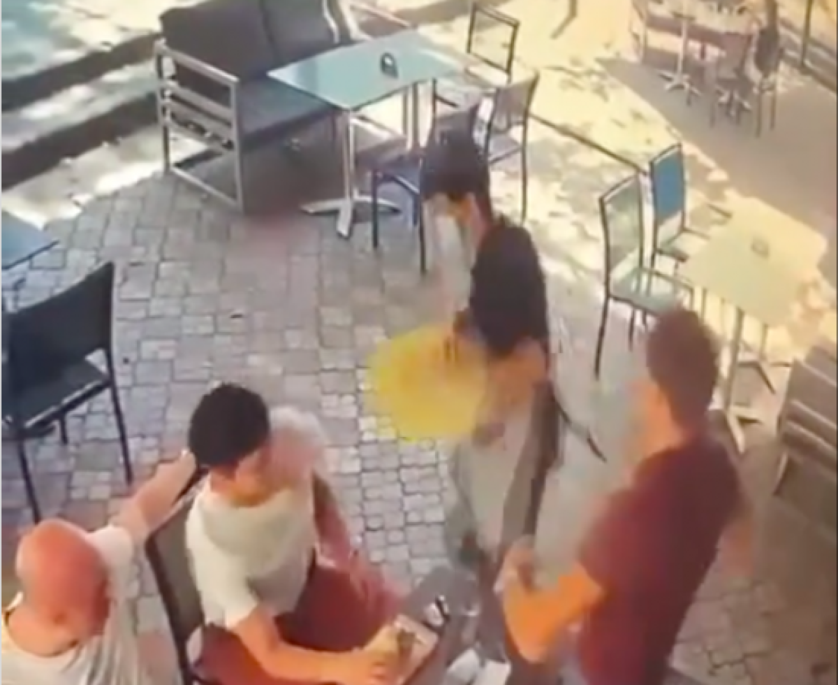 Полиция задержала посетителя, ударившего официанта в Алматы