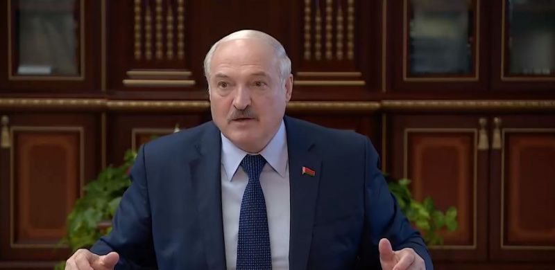 Фотография к новости: "Сидят и тычут в айфоны" - Лукашенко раскритиковал жен белорусских футболистов