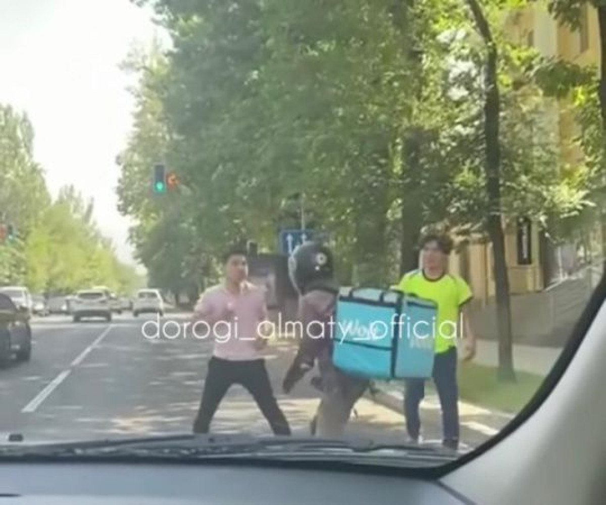 Курьер Wolt и двое мужчин устроили драку на дороге в Алматы