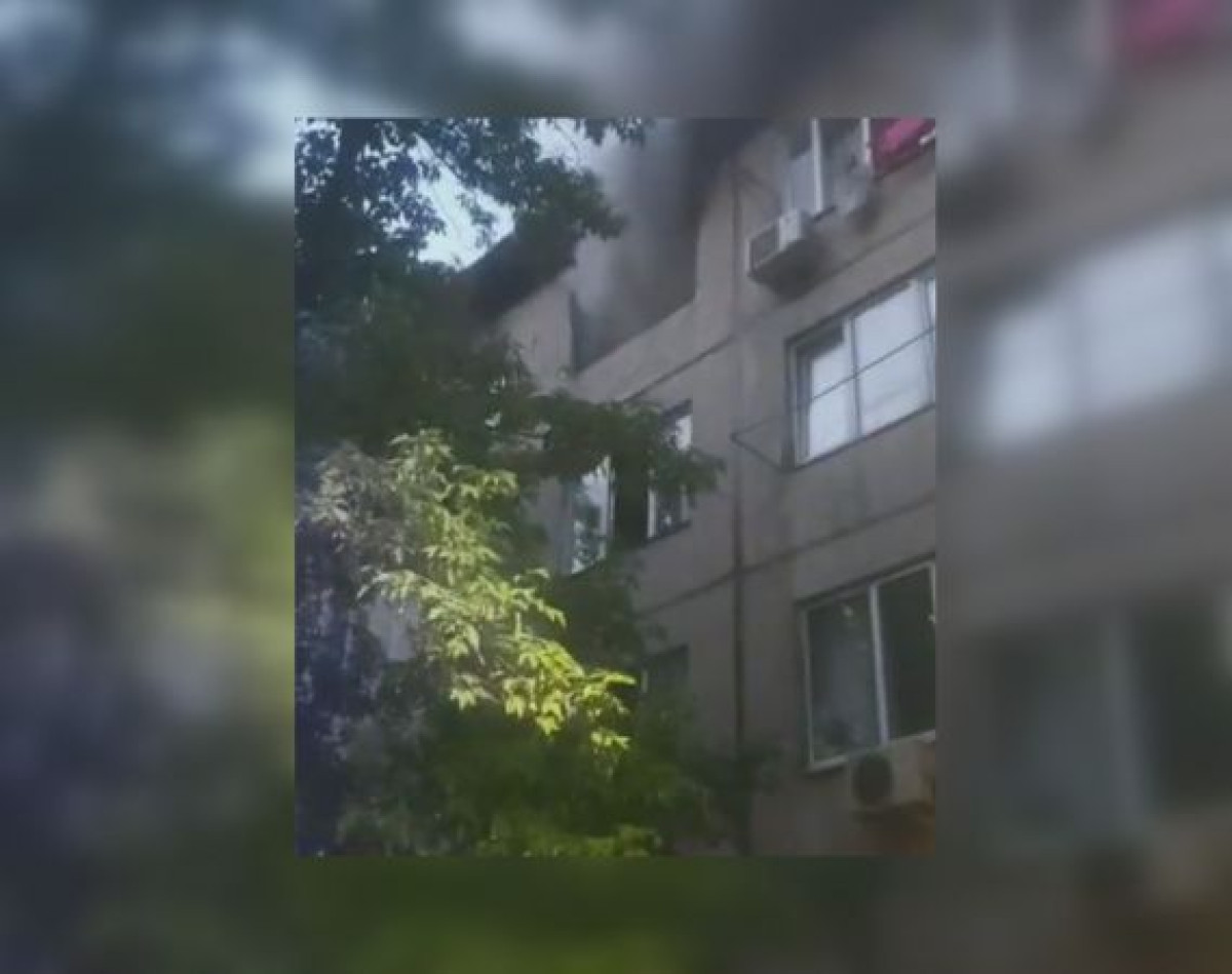 Из окна горевшей квартиры в Алматы выпрыгнул мужчина. Его забрала "скорая"
