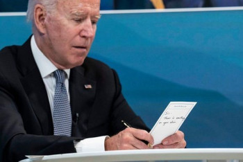 Фотография к новости: СМИ рассказали о конфузе Байдена на совещании